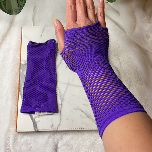 80’s Inspired Fishnet Gloves - Picture 6 of 9
